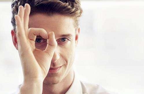 男性眉宇間有皺紋要特別要注意