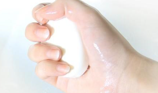 嬰兒躺著吃奶好嗎?嬰兒吃奶的正確姿勢(shì)有那些?