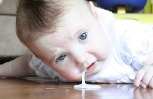 寶寶吐奶有哪些原因?吐奶和溢奶的不同?