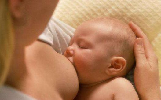 新媽媽掌握這些姿勢和技巧 喂奶就輕松多了