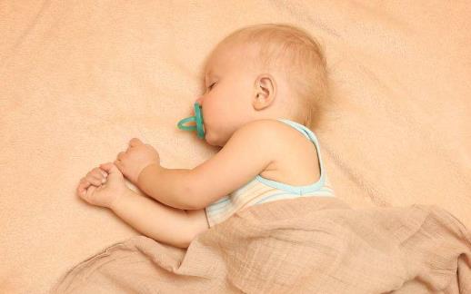 寶寶晚上不睡覺怎么辦?睡前如何配孩子玩