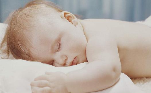 寶寶晚上不睡覺怎么辦?睡前如何配孩子玩