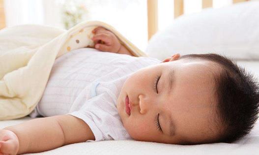 寶寶晚上不睡覺怎么辦?睡前如何配孩子玩