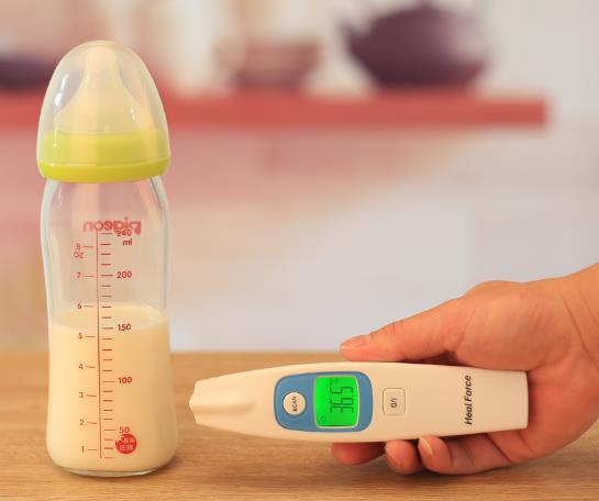 嬰兒補(bǔ)鐵劑可以和在母乳里吃嗎?奶粉有黑色雜質(zhì)正常嗎