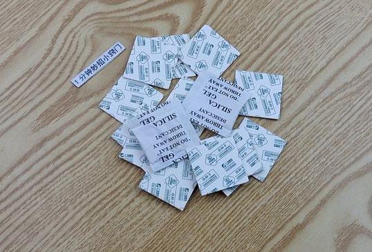 寶寶吃了干燥劑沒反應(yīng)是沒事嗎?寶寶吃了透明的干燥劑發(fā)燒了怎么辦