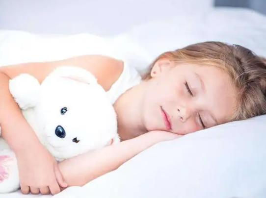 寶寶多大可以一個人睡嬰兒床?影響寶寶睡眠的因素