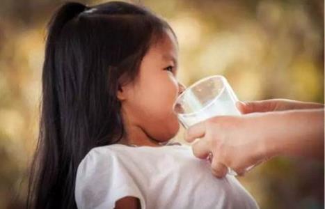 寶寶習慣性的不愛喝水怎么辦 預防孩子長蛀牙要怎么做