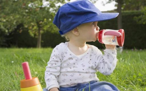 寶寶習慣性的不愛喝水怎么辦 預防孩子長蛀牙要怎么做