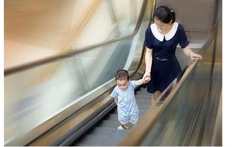 兒童乘坐手扶梯注意事項 兒童乘坐手扶梯別穿什么鞋子