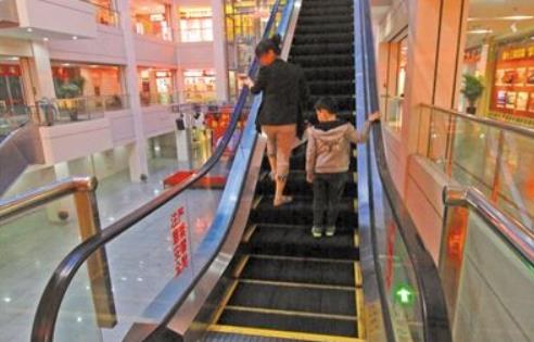 兒童乘坐手扶梯注意事項 兒童乘坐手扶梯別穿什么鞋子