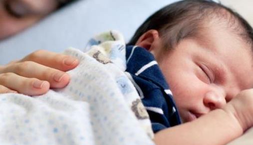 寶寶晚上睡覺為什么容易驚醒 寶寶晚上睡覺不安穩(wěn)該怎么辦