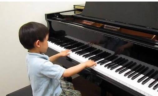 寶寶學彈琴的好處 學彈琴的注意事項