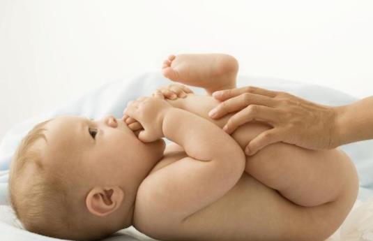 寶寶愛吐奶怎么辦?新手媽媽哪些錯誤方法導致孩子易吐奶