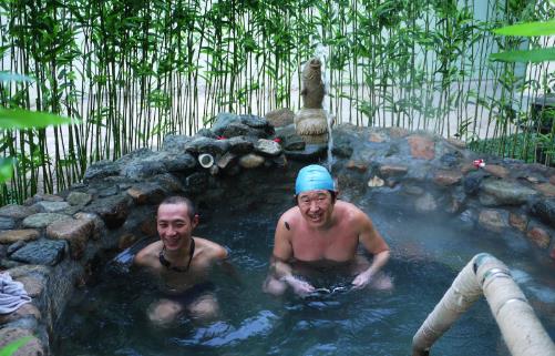 冬天泡溫泉好還是夏天泡溫泉好 泡溫泉什么季節最好最合適