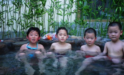 冬天泡溫泉好還是夏天泡溫泉好 泡溫泉什么季節最好最合適
