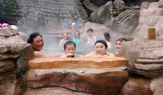 冬天泡溫泉好還是夏天泡溫泉好 泡溫泉什么季節最好最合適