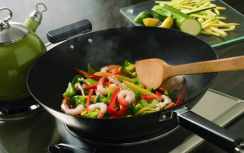 炒菜先放鹽還是后放鹽 炒菜時(shí)什么時(shí)候放鹽最好