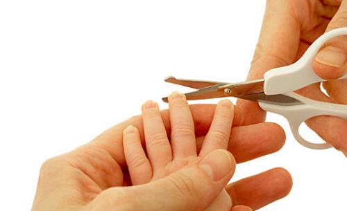 新生兒手指甲什么時候剪 剪新生兒手指甲最佳時間