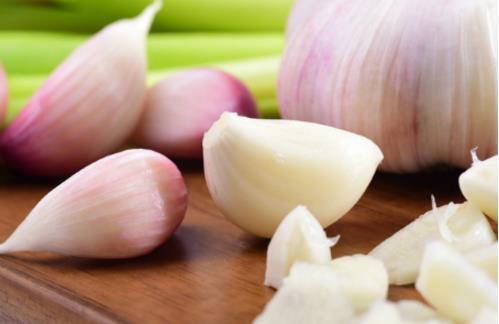 大蒜水可以空腹喝嗎 大蒜水什么時(shí)候喝比較好