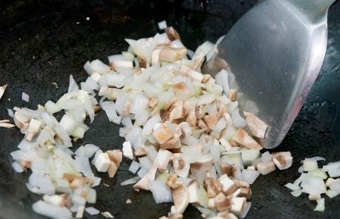 炒菜時蔥姜蒜什么時候放最香 炒菜時放蔥姜蒜最佳時間