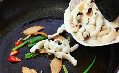 炒菜時蔥姜蒜什么時候放最香 炒菜時放蔥姜蒜最佳時間