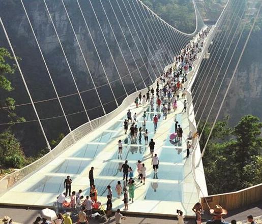 世界十大最危險的空中玻璃走廊排行榜,張家界空中玻璃走廊你敢走嗎