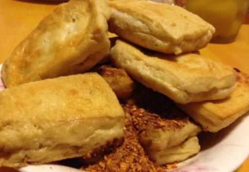 濟(jì)南芙蓉街小吃排名,九轉(zhuǎn)大腸肉質(zhì)軟嫩,打鹵面是山東特色