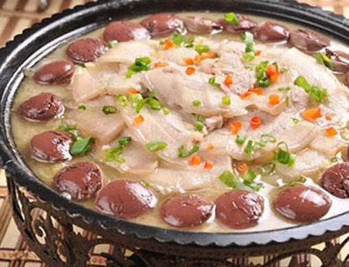 沈陽十大名吃排名,熏肉大餅酥脆可口,小雞燉蘑菇營養豐富