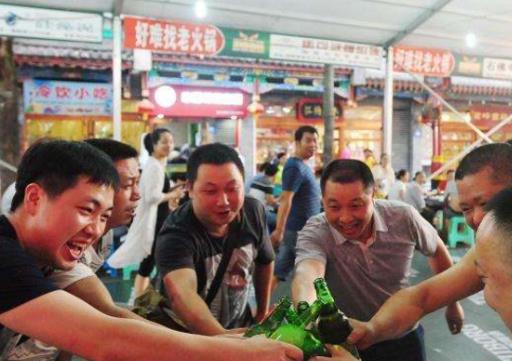 鄭州有名夜市小吃街,金鳳凰夜市主打海鮮,金星啤酒花園人氣旺