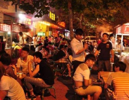 鄭州有名夜市小吃街,金鳳凰夜市主打海鮮,金星啤酒花園人氣旺