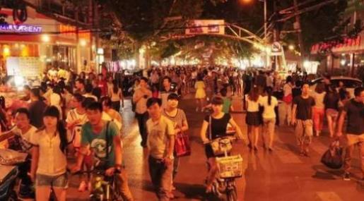 鄭州有名夜市小吃街,金鳳凰夜市主打海鮮,金星啤酒花園人氣旺