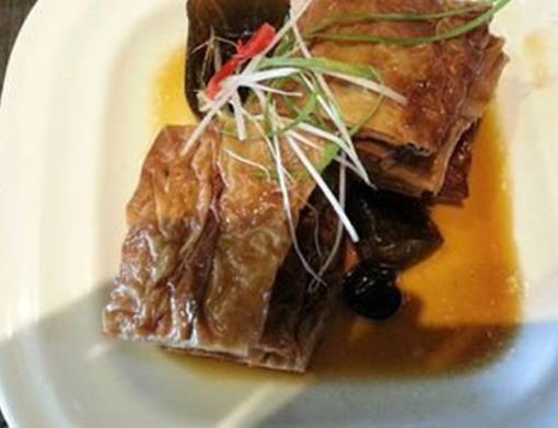 南京夫子廟必吃的小吃,回味鴨血粉絲人氣高,唐字臭豆腐很獨特