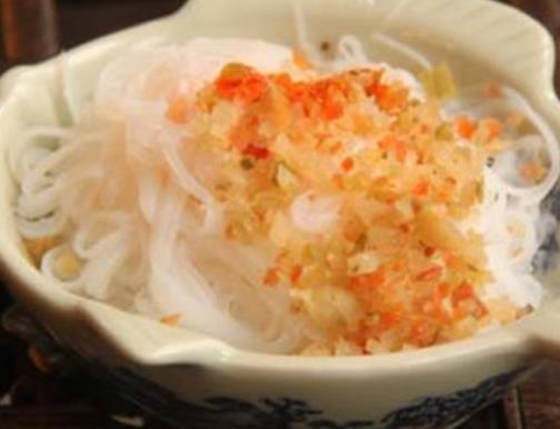 南京夫子廟必吃的小吃,回味鴨血粉絲人氣高,唐字臭豆腐很獨特