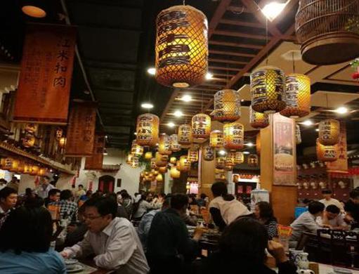 長春小吃一條街排名,桂林路的肉蟹煲很好吃,紅旗街很出名