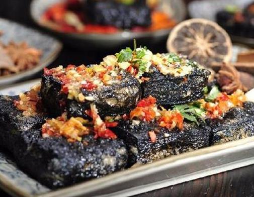 長春小吃一條街排名,桂林路的肉蟹煲很好吃,紅旗街很出名