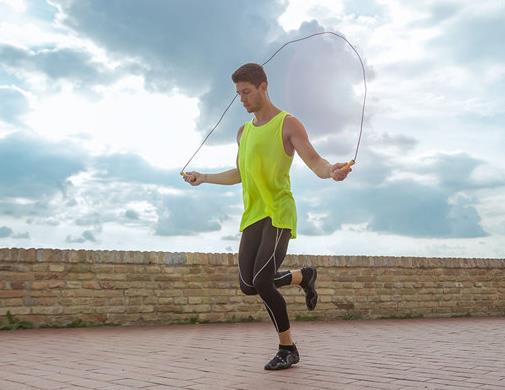 十大強力燃脂的運動,游泳增強耐力,壺鈴擺動涉及核心肌肉