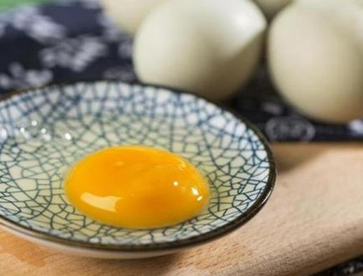 孕婦堅(jiān)決不能吃的東西排名,桂圓易上火便秘、罐頭食品對(duì)健康不利