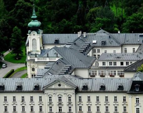 玩轉(zhuǎn)世界十大冬季旅行圣地旅游排行 克萊恩是阿爾卑斯山地區(qū)兩座相連的小城