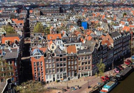 玩轉(zhuǎn)世界十大冬季旅行圣地旅游排行 克萊恩是阿爾卑斯山地區(qū)兩座相連的小城