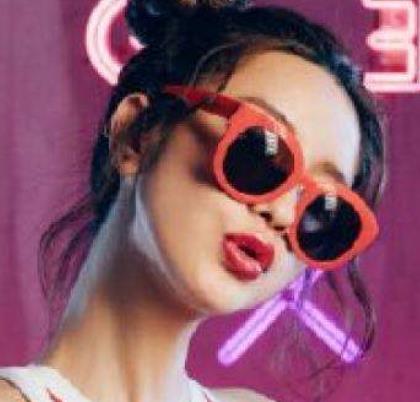 微博上的網(wǎng)紅排行 張沫凡是一位90后的美女她是微博紅人