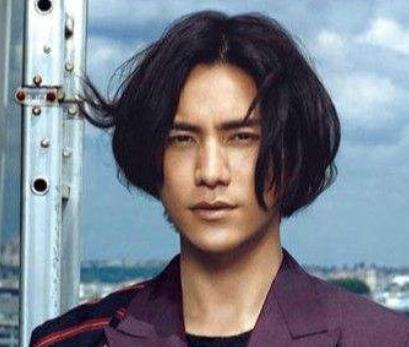 鮮為人知的十大學(xué)霸男星 陳坤1995年考入東方歌舞團(tuán)擔(dān)任獨(dú)唱歌手