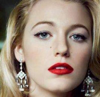 福布斯最佳著裝女明星排行 帕特洛身穿Tom Ford白色單肩長裙和披肩