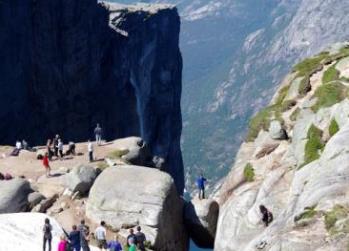 世界最危險的景點排行榜 挪威的布道石挪威語叫Preikestolen