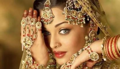 盤(pán)點(diǎn)印度人的禁忌 額頭上的紅點(diǎn)稱(chēng)作Bindi(吉祥痣)