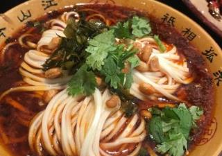 重慶八一路小吃街必吃 重慶必吃美食之一酸辣粉