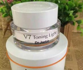 臺(tái)灣必買單品彩妝 1028我型我塑持色眉筆必須上榜之一