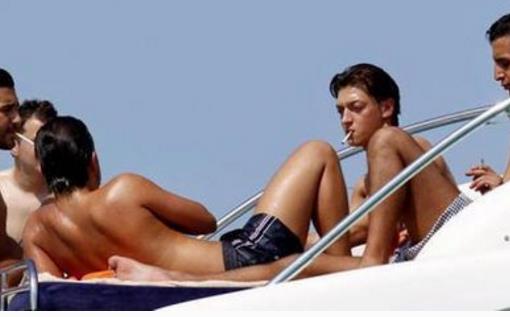 世界足壇十大煙鬼球星盤(pán)點(diǎn) 足壇的十大老煙槍排行榜 厄齊爾領(lǐng)銜