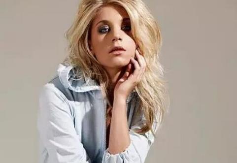 國(guó)外足球球星女友顏值排行榜 第一名居然是范德法特老婆