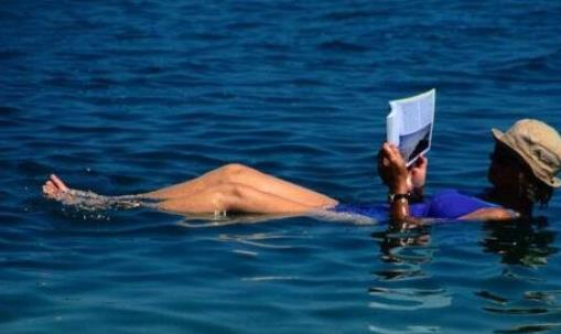 陸地上的世界最低點 死海能讓人直接漂浮起來