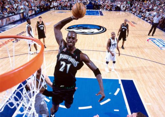 NBA7大謠言:伊巴卡28cm大尺寸丁丁 張伯倫睡2萬女人 納什生黑人兒子